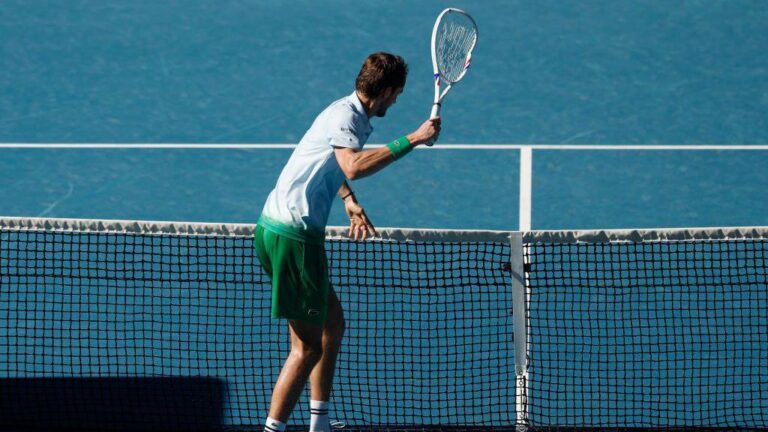 Daniil Medvedev Causa Polêmica ao Quebrar Câmera Durante Vitória no Australian Open