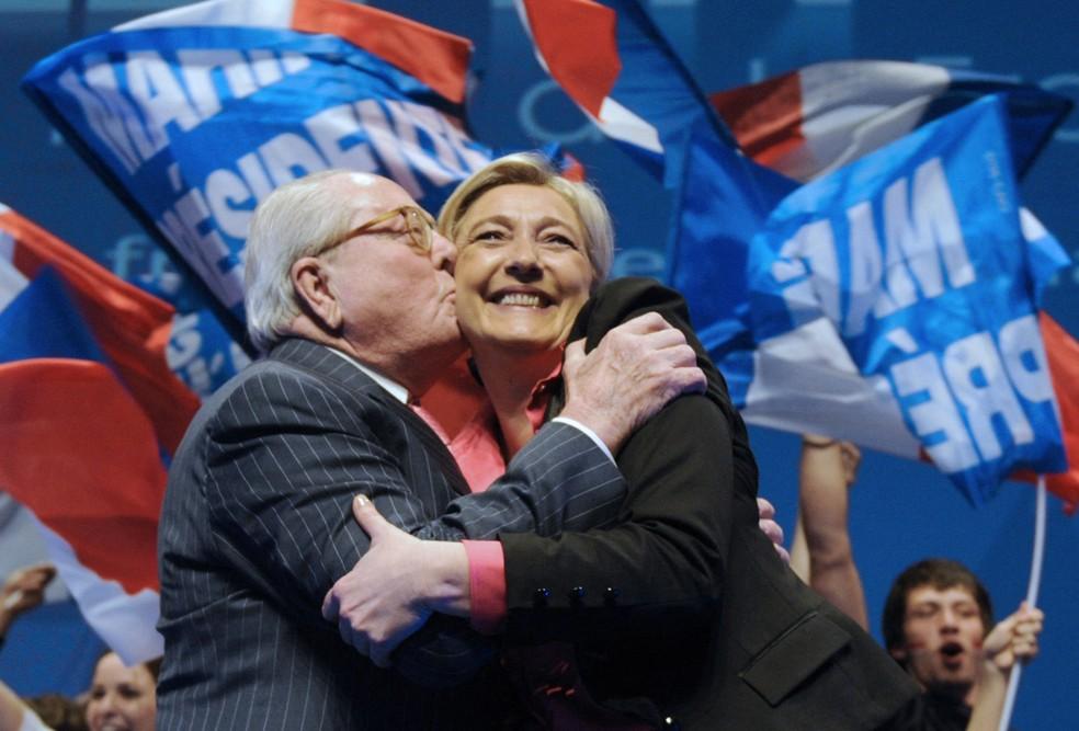 Marine Le Pen cumprimenta seu pai, Jean-Marie Le Pen