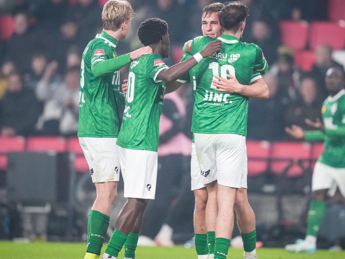 Noah Naujoks celebra seu segundo gol contra o PSV