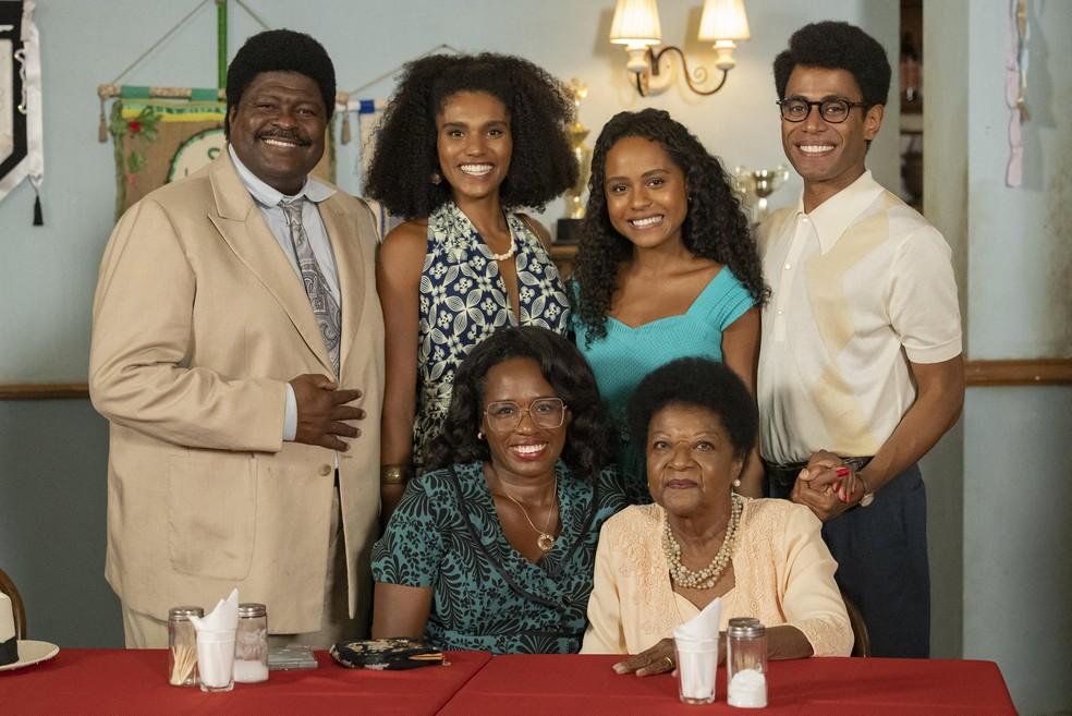 Elenco nos bastidores de cena com Alaíde Costa