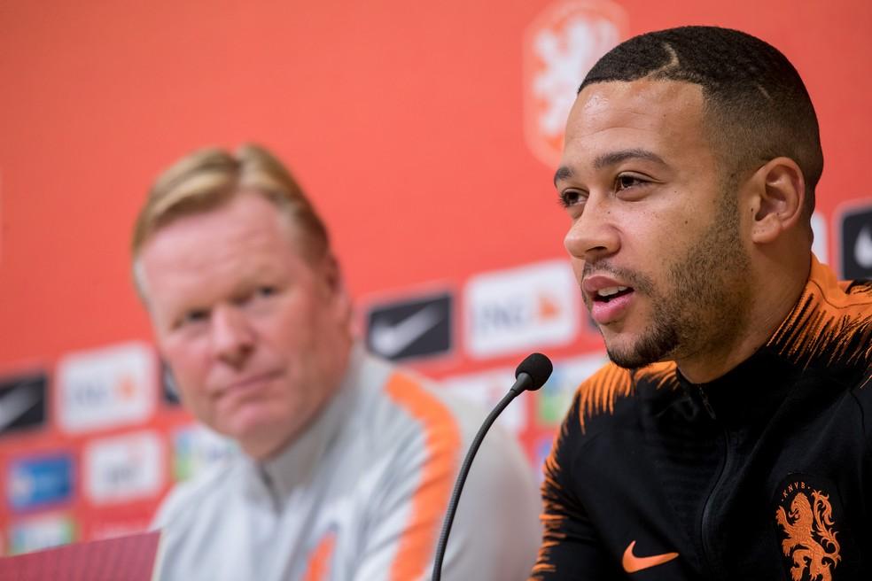Memphis Depay e Ronald Koeman juntos em coletiva na Holanda em setembro de 2019