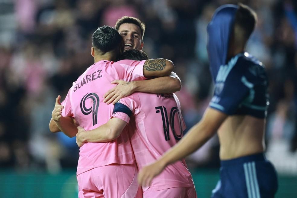 Luis Suárez e Lionel Messi comemoram gol do Inter Miami sobre o Sporting Kansas City