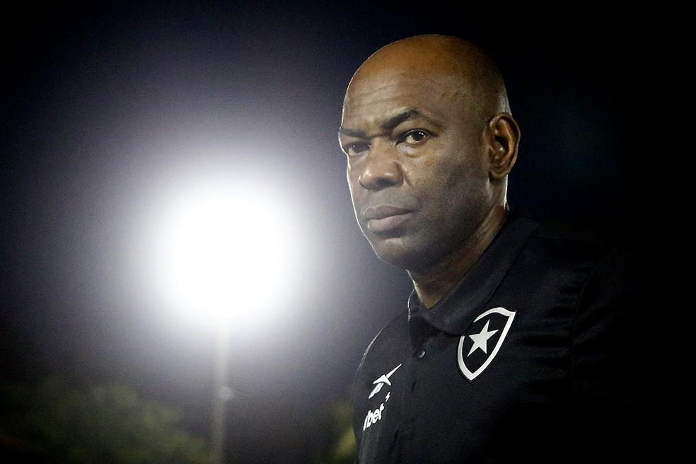 Cláudio Caçapa em reestreia pelo Botafogo