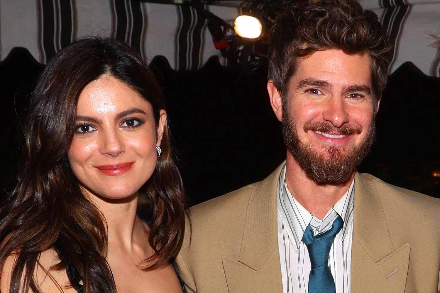 Andrew Garfield e Monica Barbaro na festa da W Magazine