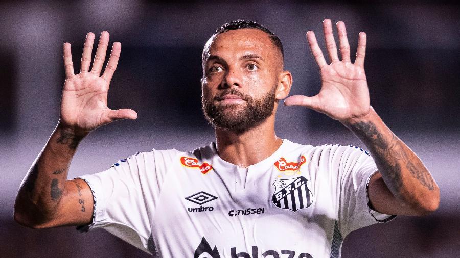 Guilherme comemora seu 10° gol marcado no Paulistão durante Santos x Noroeste