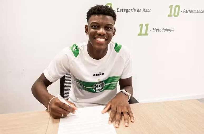 Khensane assina contrato profissional com o Coritiba.