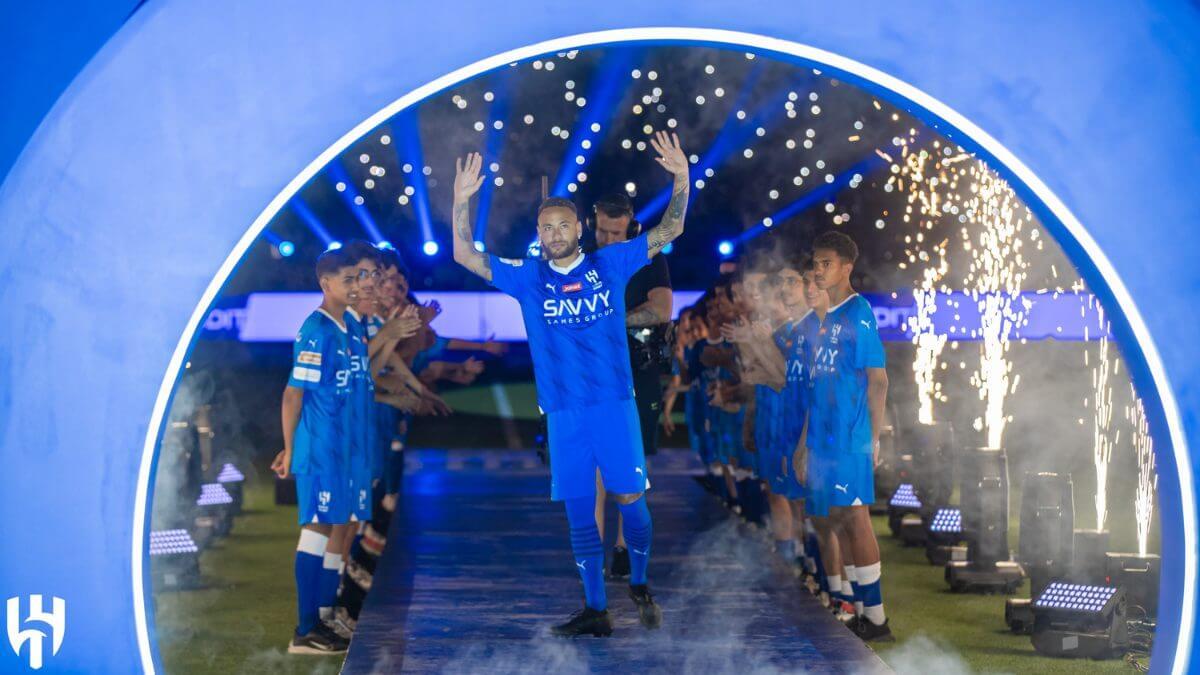 Neymar é recebido com luxo e empolgação da torcida no Al-Hilal