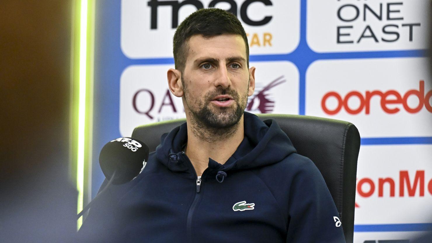 Novak Djokovic fala com jornalistas em Doha, Qatar.