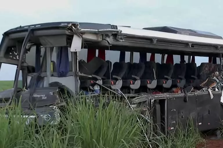 Acidente Trágico entre Ônibus e Caminhão Deixa 12 Mortos no Interior de SP
