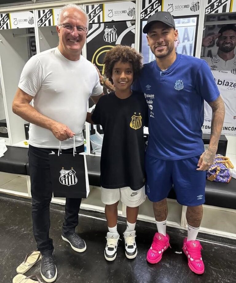 Dorival Júnior recebe homenagem do Santos e destaca conexão com o clube
