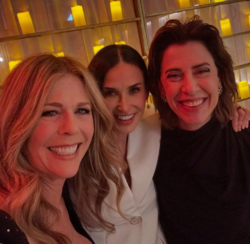 Fernanda Torres, Demi Moore e Rita Wilson durante o jantar oficial do Oscar