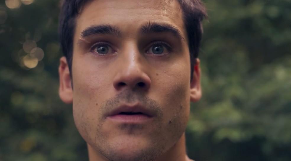 Rudá é assassinado em Mania de Você — Foto: Globo