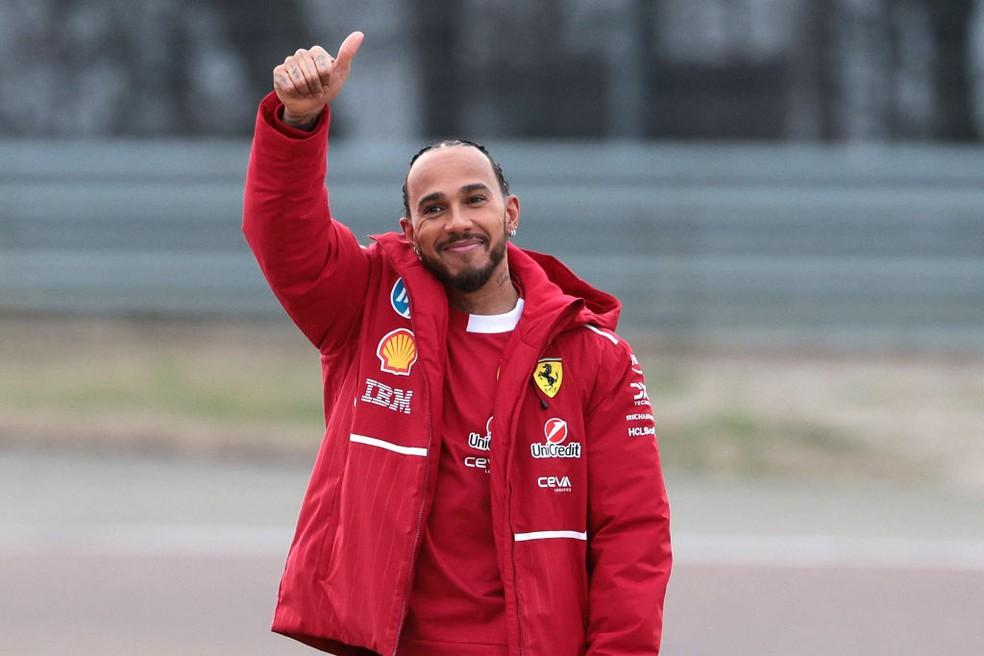 Lewis Hamilton cumprimenta fãs após teste do SF-25 da Ferrari em Fiorano, na Itália