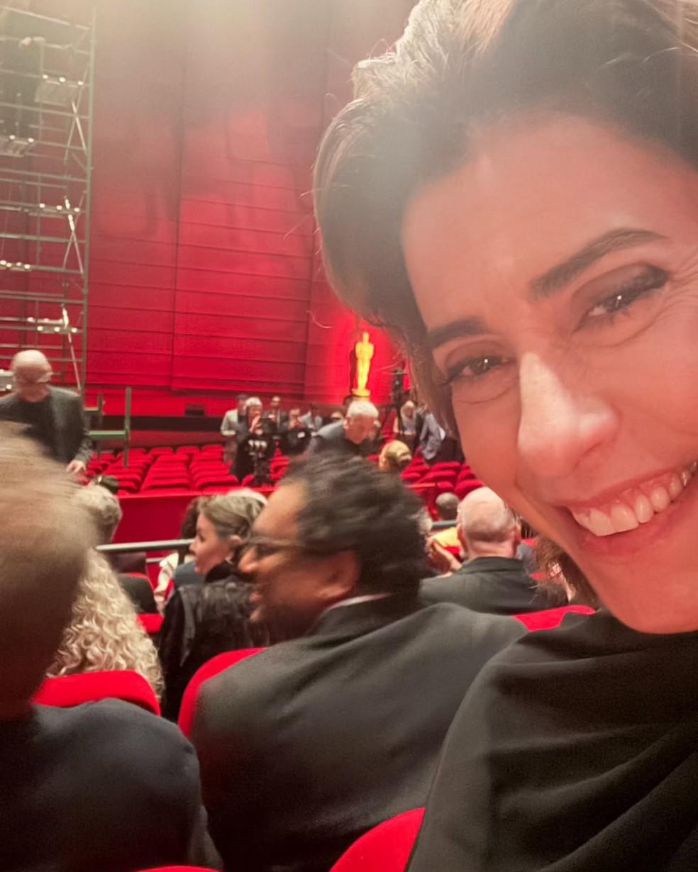 Fernanda Torres fazendo selfie durante o jantar