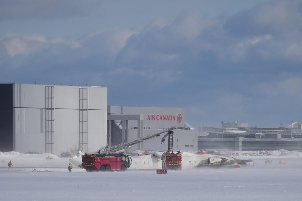 Avião da Delta é visto de ponta-cabeça em pista do aeroporto Toronto Pearson, no Canadá