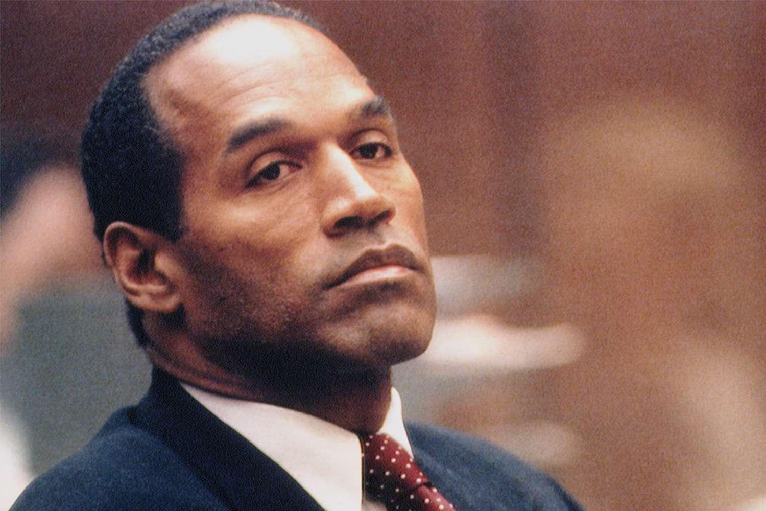 O.J. Simpson indiciado pelo assassinato de Nicole Brown Simpson e Ronald Goldman em 17 de junho de 1994.