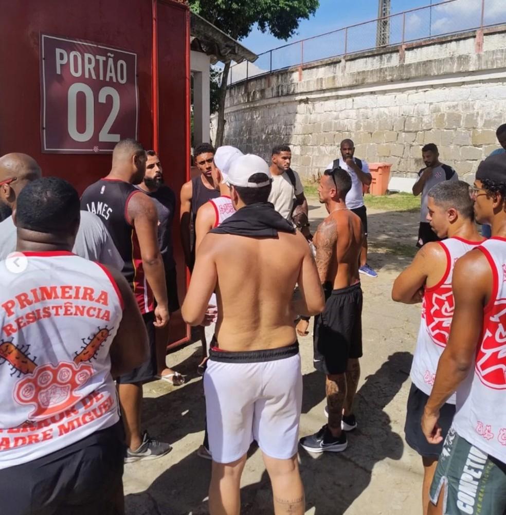 Torcida do Bangu protesta contra a fase do time, no início de fevereiro
