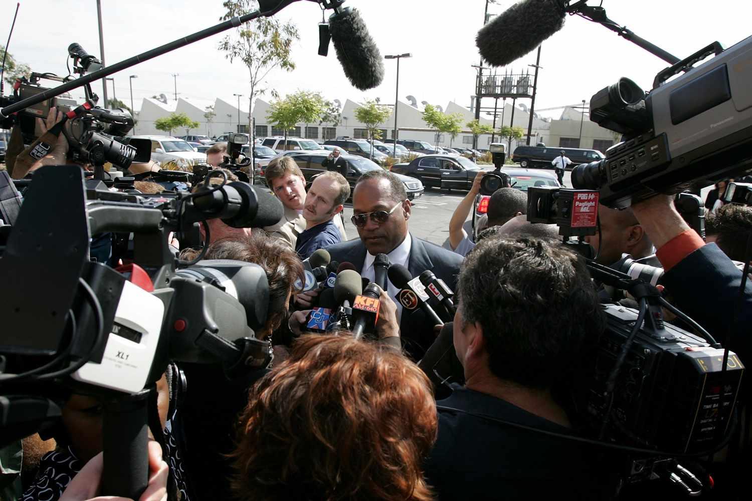 O.J. Simpson entrevistado por jornalistas em Los Angeles