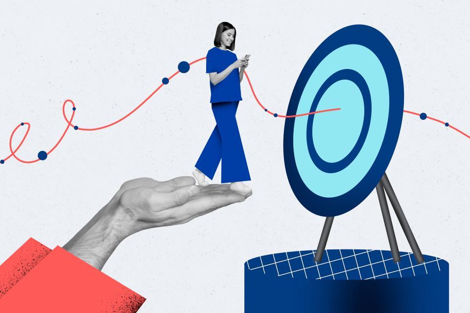 Pessoa distraída caminhando sobre uma mão gigante que a leva a um alvo