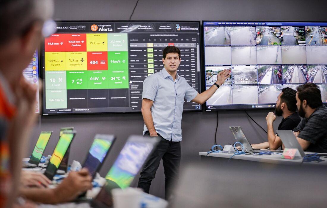 Recife atinge alerta máximo e aulas são suspensas.