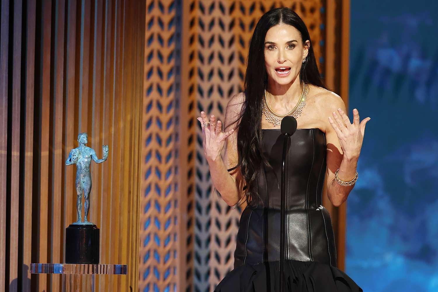 Demi Moore aceita o prêmio SAG de Melhor Atriz