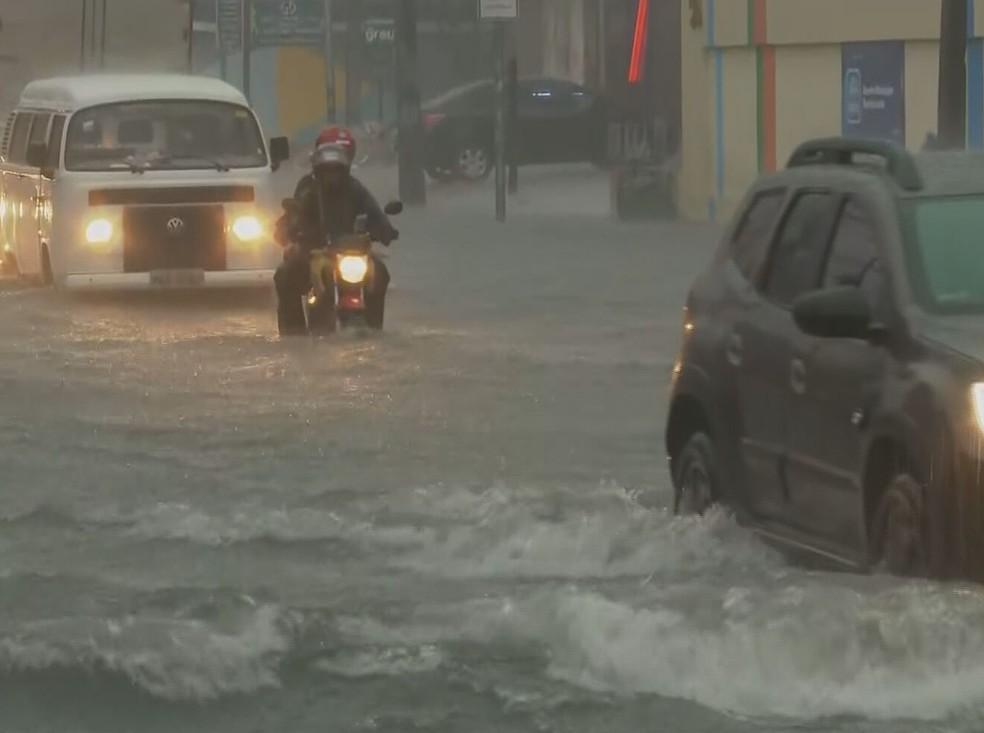 Avenida Doutor José Rufino, em Afogados, na Zona Oeste do Recife, ficou alagada.