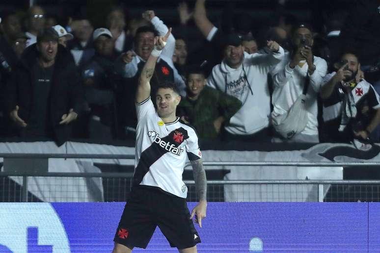 Vasco da Gama e Volta Redonda disputam a bola.