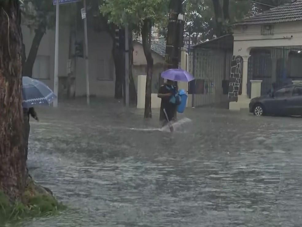Alagamento na Avenida Visconde de Suassuna, em Santo Amaro, no Centro do Recife.