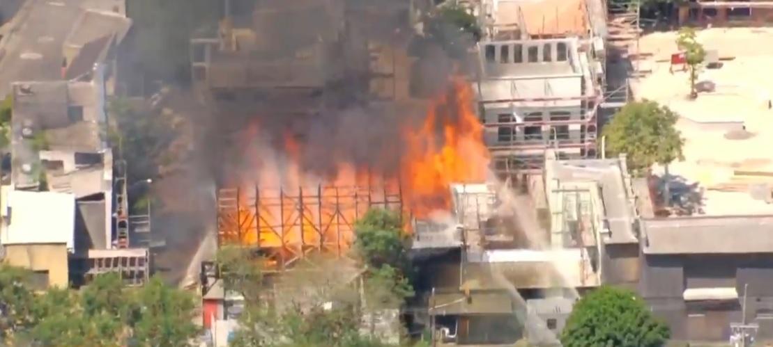 Incêndio de grandes proporções atinge cidade cenográfica da Globo.