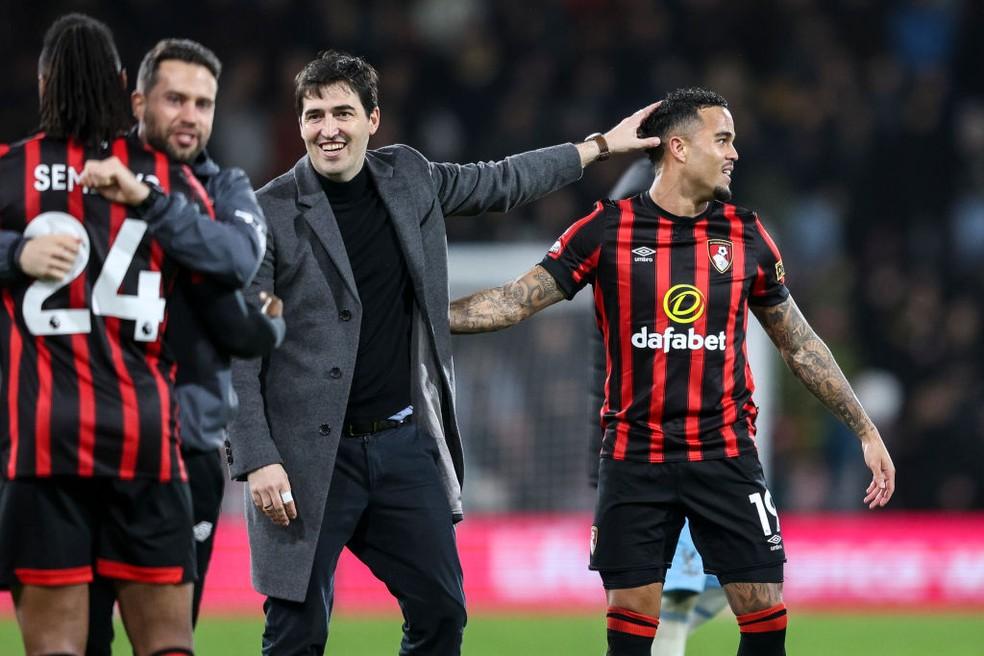 Iraola e Justin Kluivert comemoram vitória do Bournemouth na Premier League