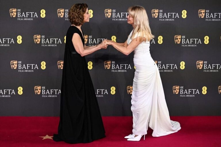 Fernanda Torres brilha no BAFTA 2025 ao lado de Pamela Anderson