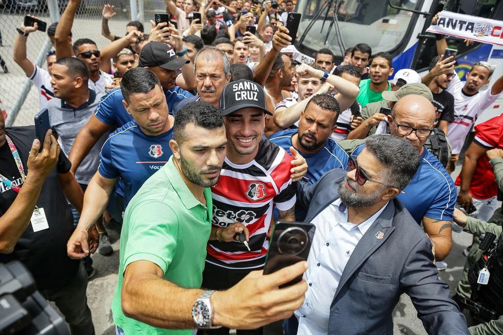 Thiago Galhardo foi recebido pela torcida do Santa Cruz no aeroporto.