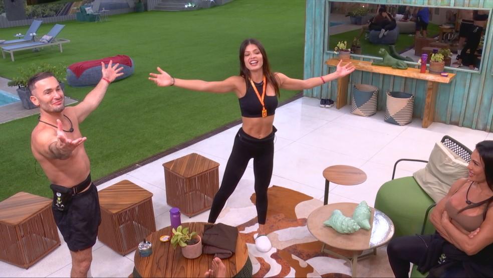 Vitória Strada canta 'We Are the Champions' com Diego Hypolito