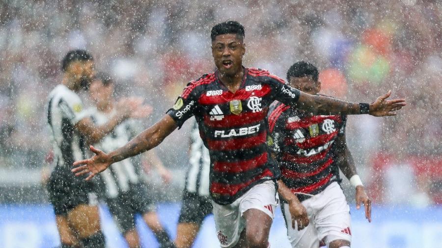 Bruno Henrique comemora o primeiro gol do Flamengo sobre o Botafogo na Supercopa do Brasil.