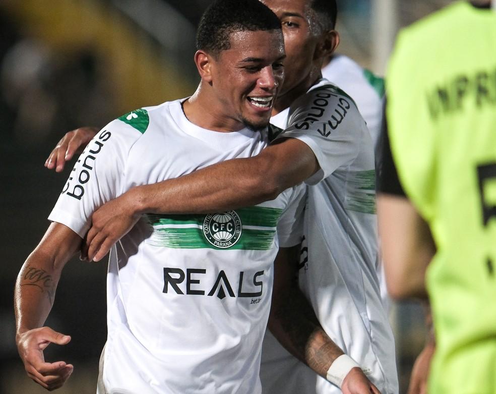 Jhonny comemora o gol do Coritiba sobre o Maringá