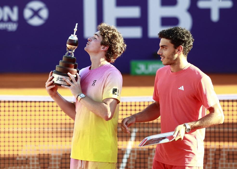 João Fonseca e Francisco Cerundolo posam com os prêmios do ATP de Buenos Aires