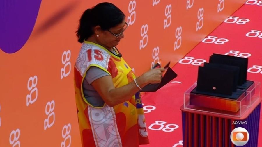 Joselma tira o primeiro envelope de consequências.