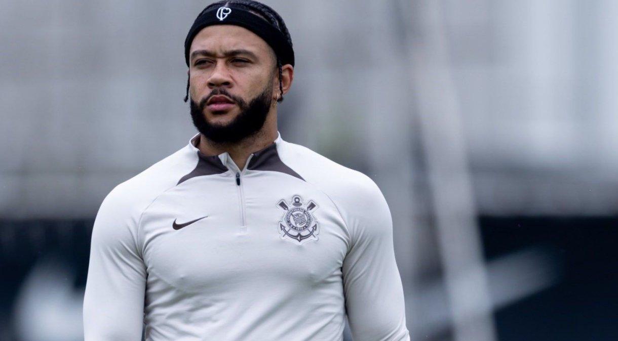 Memphis Depay em treino do Corinthians