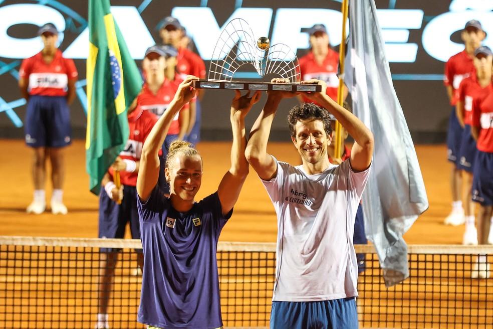 Rafael Matos e Marcelo Melo com o troféu do Rio Open 2025