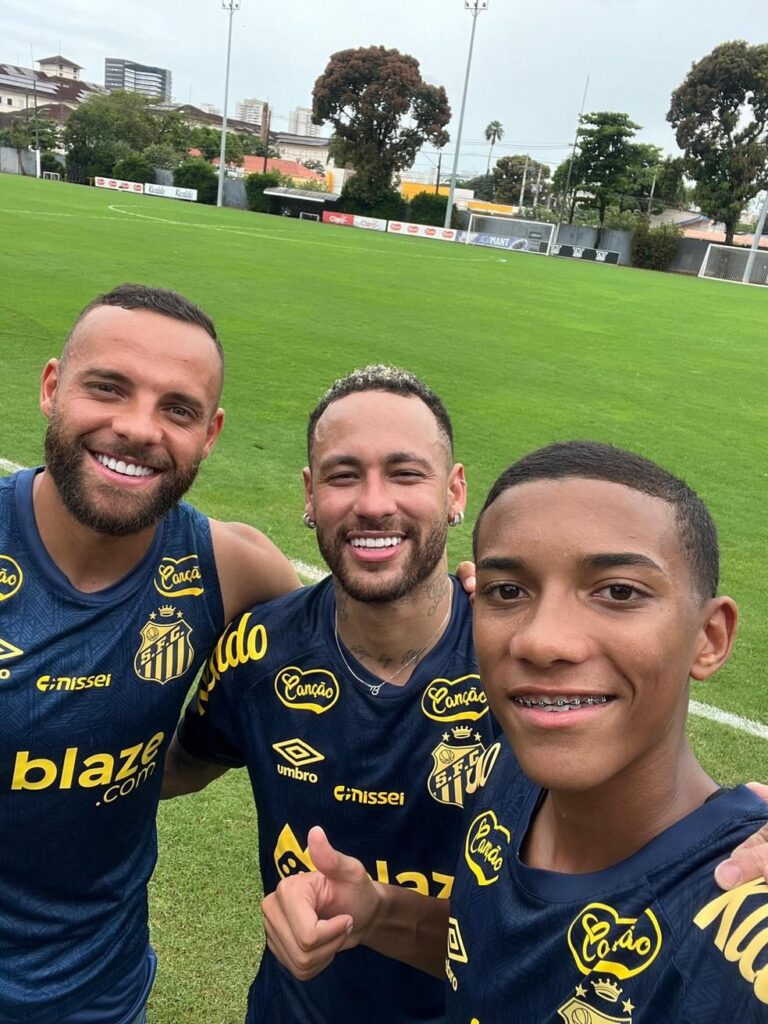 Neymar Retorna ao Santos e Causa Euforia Entre Torcedores