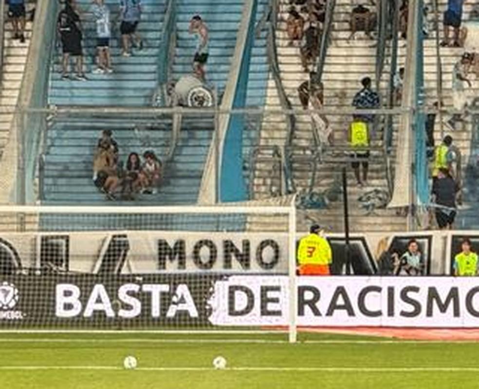 Faixa da torcida do Racing em homenagem a torcedor