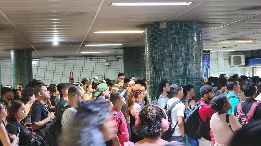 Plataforma da estação República da Linha-3 Vermelha do Metrô ficou lotada