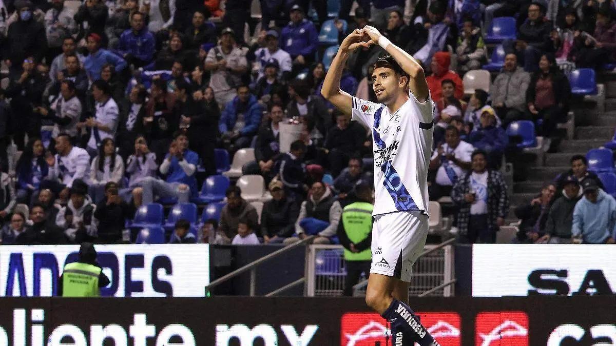 Jogadores do Club Puebla em ação durante o jogo