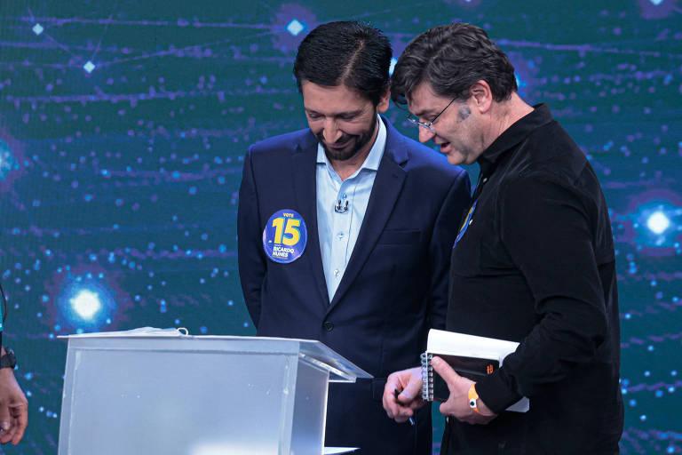 Dois homens em um estúdio de televisão discutindo