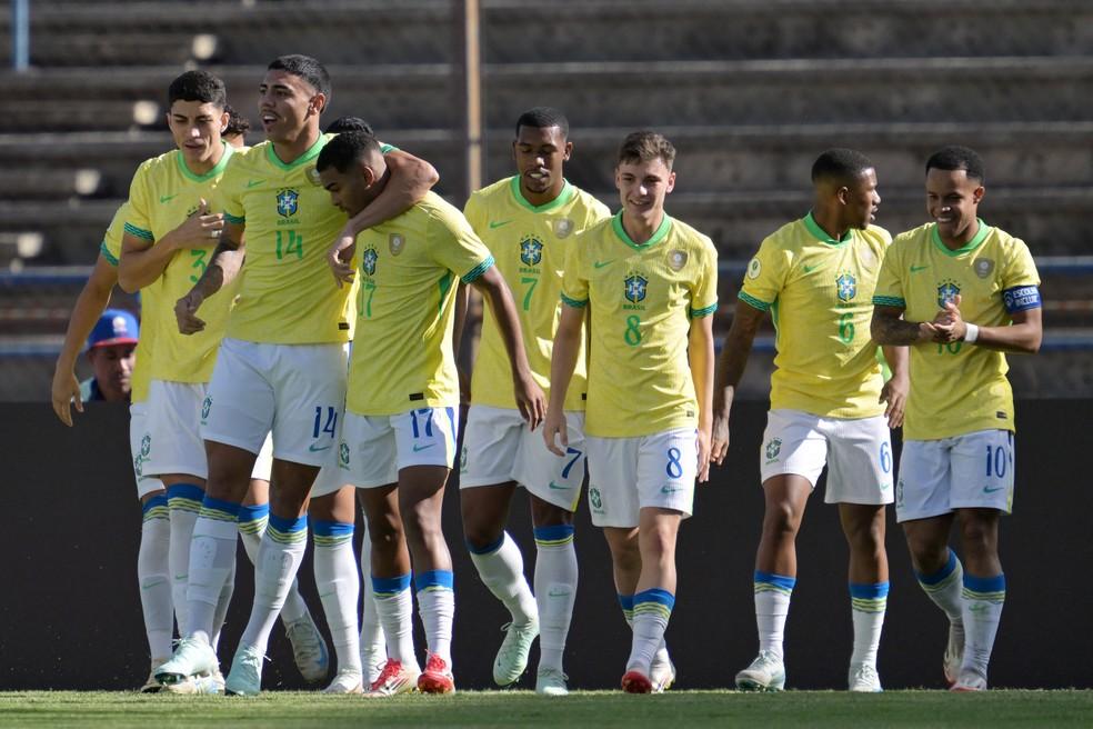 Jogadores da seleção brasileira sub-20 comemoram um dos gols da vitória sobre o Paraguai