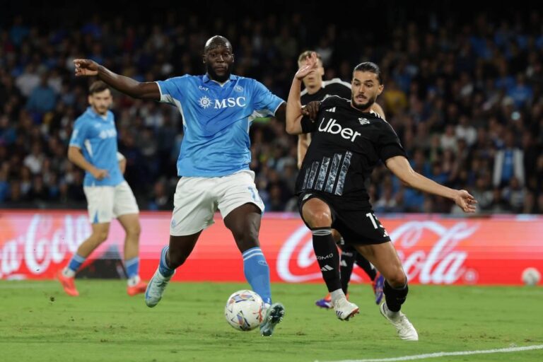 Derby de Máscaras entre Arlecchino e Pulcinella Agita a Cidade de Como