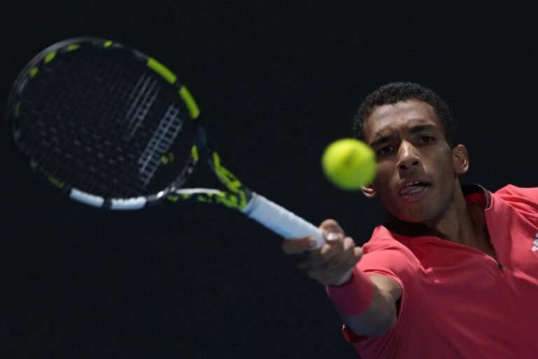 Felix Auger-Aliassime avança para as quartas de final do Qatar Open após desistência de adversário