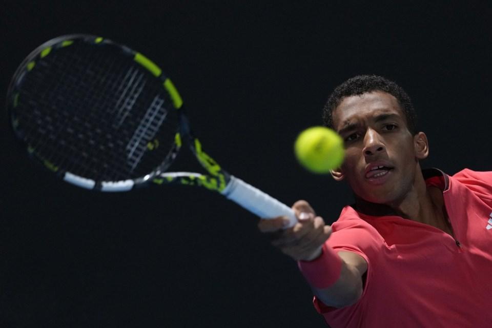 Felix Auger-Aliassime durante um jogo de tênis
