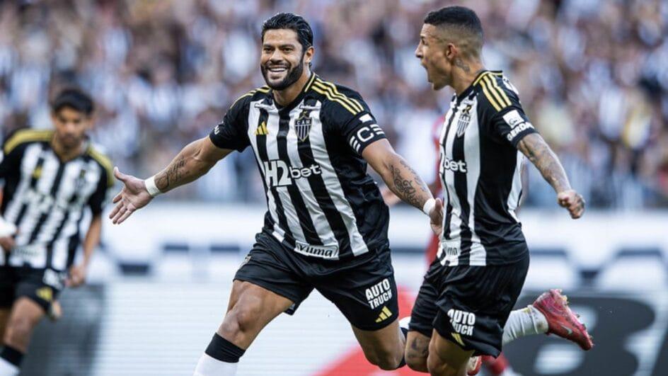 Hulk e Arana com a camisa do Atlético-MG