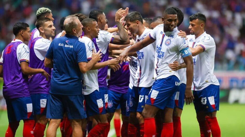 Jogadores do Bahia se abraçando